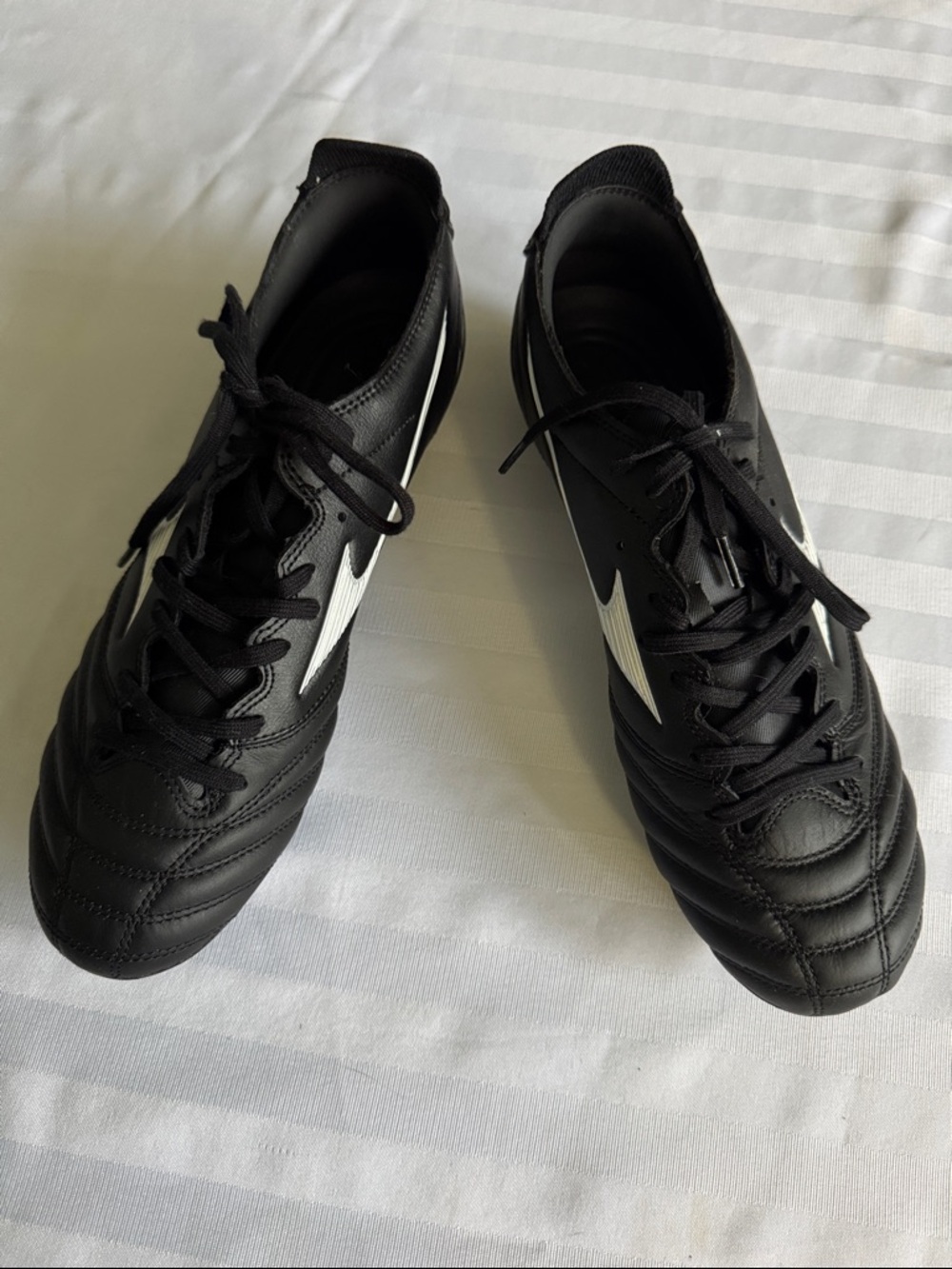Mizuno Black Athletic Soccer Cleats with White Accent Sz 8